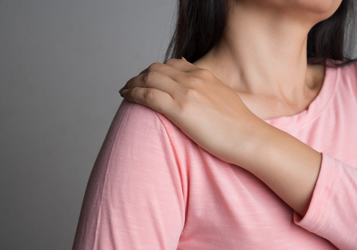 Woman feeling the pain of a rotator cuff tear in her shoulder